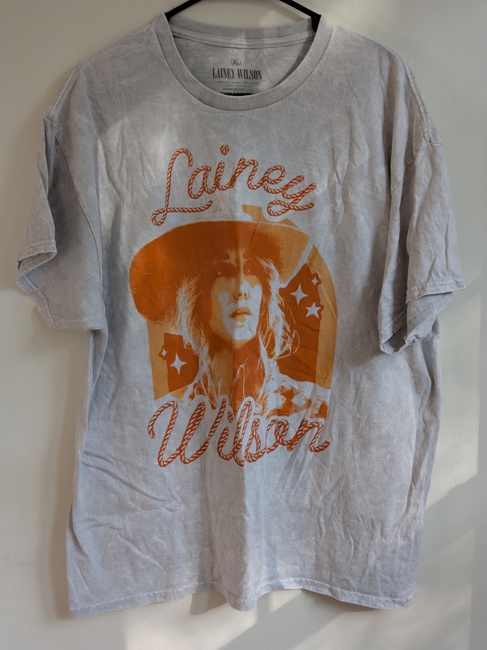 Lainey Wilson Short-Sleeve Graphic Tee in Light Gray with Orange Print